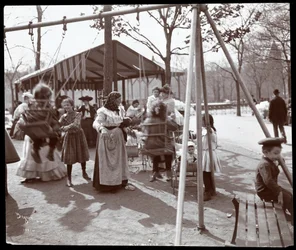 Vista de una mujer empujando a los niños en los columpios en Tompkins Square Park, en el Día del Árbol, Nueva York, 1904 (impresión en gelatina de plata)